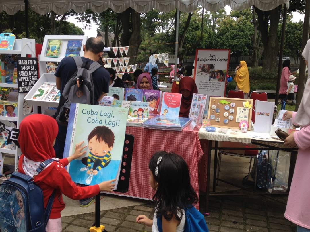 Suasana Festival Hari Buku Anak yang digelar komunitas Pustakalana di Taman Cinta ITB Jalan Ganeca Kota Bandung, Minggu (23/4). Foto oleh Yuli Saputra/Rappler 