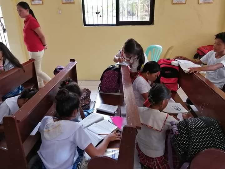 HARD AT WORK. Some students from far-flung areas of Guin-ansan Almagro take their classes inside a church since these are more accessible to them. This one in particular is in San Vicente Ferrer parish. Photo from Ricky Balat 