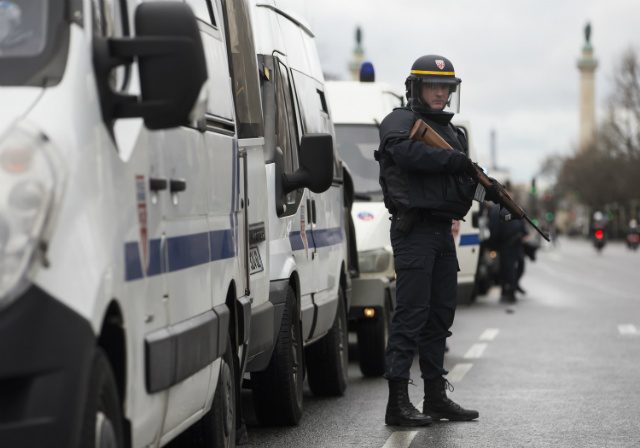 Paris hostage-taker seizes Jewish store, at least two dead