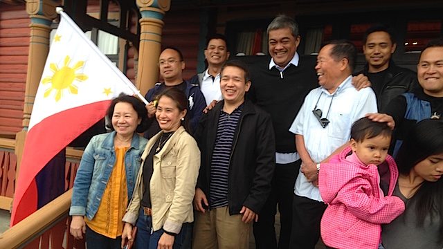FILIPINOS IN OSLO. Government negotiator Hernani Braganza and the Filipino community in Oslo. 