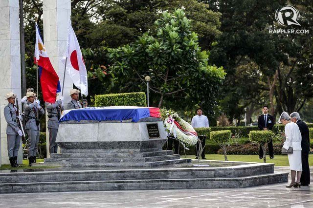 NEVER FORGET. Japanese Emperor Akihito and Empress Michiko offer a wreath at the Tomb of the Uknown Soldier at the Libingan ng mga Bayani in Taguig City on January 27, 2016. File photo by Ben Nabong/Rappler  
