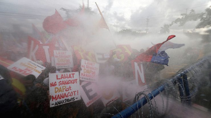 Water spray vs SONA 2014 protesters as barricades are toppled