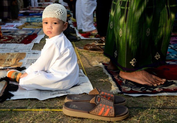 An Indonesian boy at the Bajrah Sandhi monument in Denpasar, Bali, for Idul Fitri prayers. Photo by AFP
