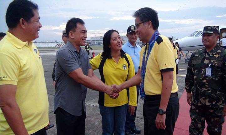 LP ALLIES. Presidential bet Mar Roxas is welcomed by Zamboanga City Mayor Beng Climaco and Vice Mayor Cesar Itturalde in September 2015. Photo by Zamboanga City government 