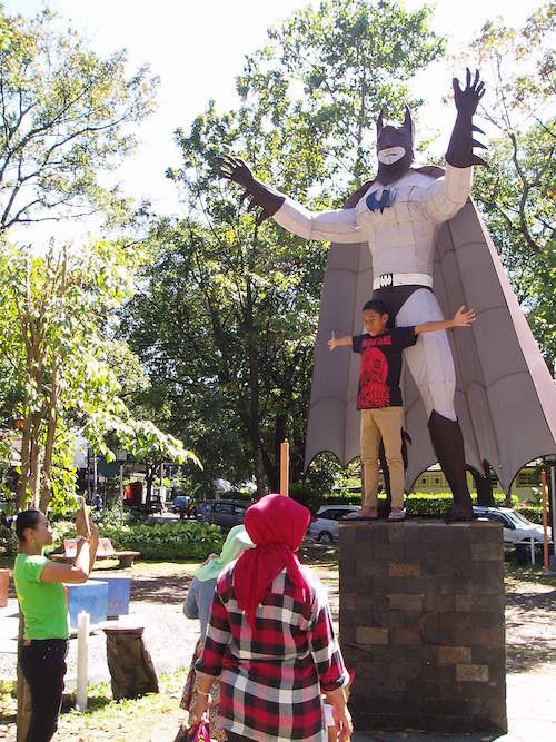 Superman, Batman, dan Gundala beraksi di Taman Superhero di Jalan Anggrek Bandung. Taman ini pun menjadi tempat favorit anak-anak untuk berfoto. Foto oleh Yuli Saputra/Rappler 