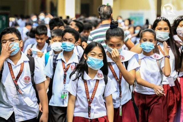 PROTECTION. Students at the Araullo High School wear face masks as protection against the novel coronavirus. Photo by Ben Nabong/Rappler 