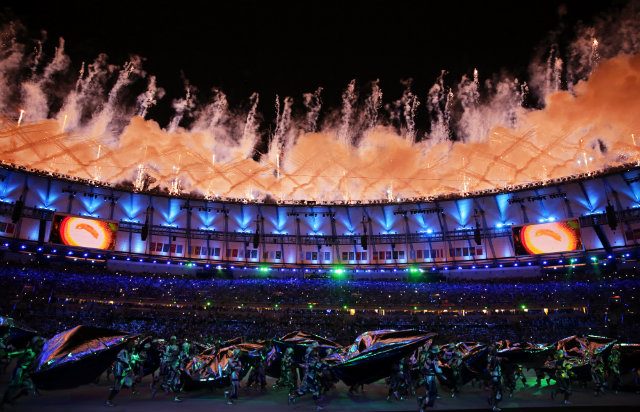 Kembang api dan koreografi penuh lampu membuka perhelatan Olimpiade Rio 2016