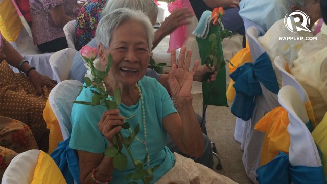 FOR THE ELDERLY. During the celebration of Haven for the Elderly's 5th founding anniversary, Josefina Fernandez received a rose from one of the kids who performed on stage. Photo by Jee Geronimo/Rappler  
