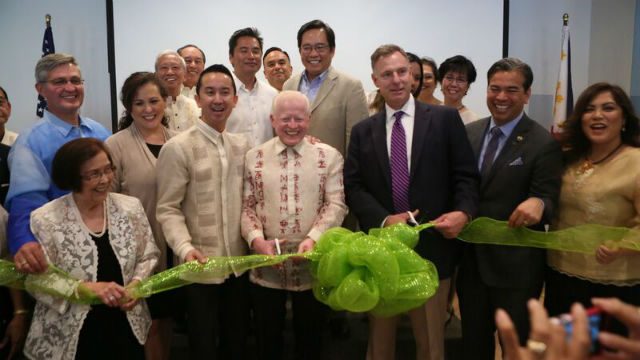 RIBBON CUTTING. Philippine Ambassador to the US Jose Cuisia opens the Filipino school with Tony Olae's (left) and other local leaders 