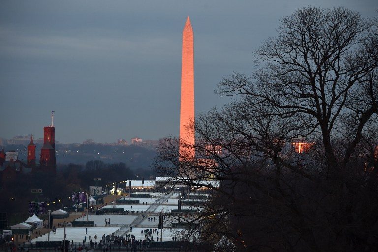 MONUMEN WASHINGTON. Ini merupakan foto pantauan pada Jumat, 20 Januari yang mengarah ke bagian barat di The National Mal menuju ke Monumen Washington jelang pelantikan Donald Trump sebagai Presiden ke-45 AS. Foto oleh Paul J. Richards/AFP 