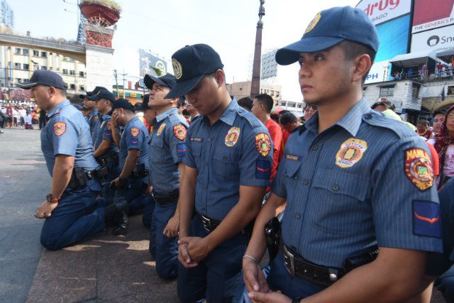 COPS AT PRAYER. Policemen join devotees in kneeling to pay homage to the Black Nazarene ahead of the annual procession of Nazareno replicas on January 7, 2018. Photo by Angie de Silva/Rappler  
