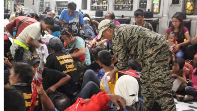TUGAS SIPIL.  Anggota Angkatan Udara membantu para penyintas di bandara Tacloban