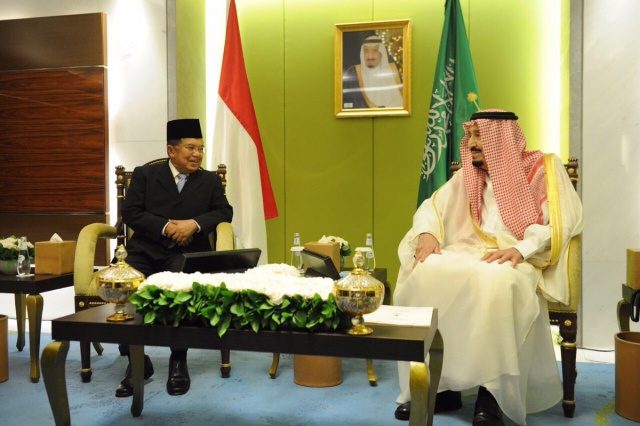 MAKAN MALAM. Wakil Presiden Jusuf "JK" Kalla bertemu dengan Raja Salman pada Jumat malam, 3 Maret di Hotel Raffles. Kedua pemimpin juga sempat makan malam. Foto diambil dari akun Twitter @husainabdullah1 