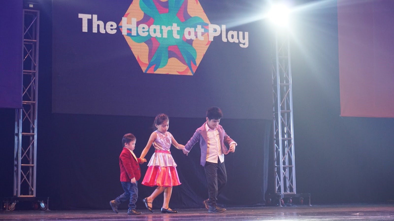 Three children star in the opening number of 'The Heart at Play' Foundation's performance.  Photo by Angelica Yang/Rappler 
