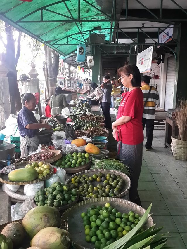 REVITALISASI PASAR TRADISIONAL. Penulis tengah berbelanja di Pasar Prawirotaman, Yogyakarta pada Rabu pagi, 4 Mei. Foto oleh Uni Lubis/Rappler 
