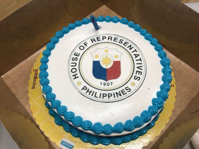 THE CAKE. A close-up photo of the cake given to House reporters. Photo by Rappler 
