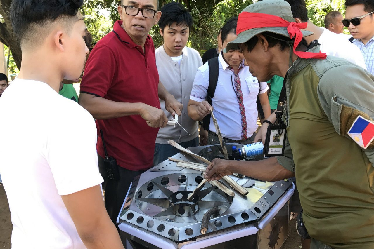 DEMO. Team Carding showed the community how the Bathala stove works. Photo by Aika Rey/Rappler 