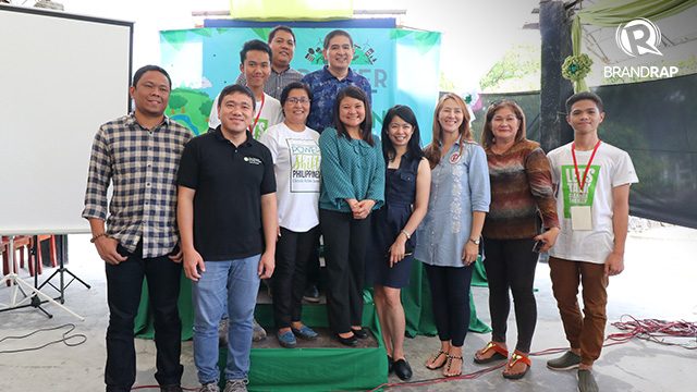 EMPOWERING THE YOUTH. The Climate Reality Project Philippines’ Rodne Galicha (second from left) leads a group of environmental experts during the #ClimateActionPH Albay workshop. Photo by Marian Manalese/Rappler 
