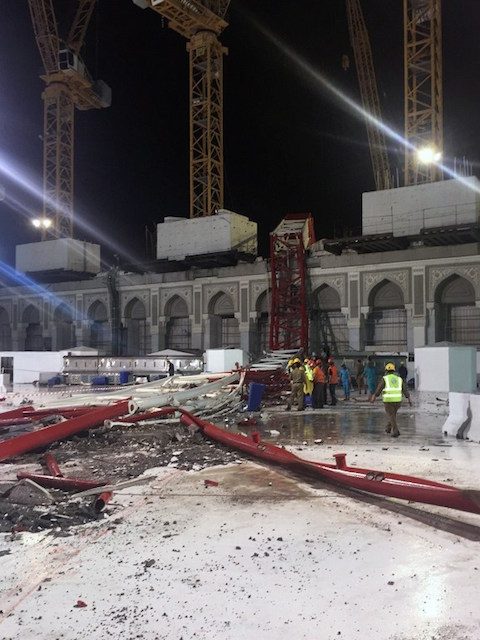 MUSIBAH CRANE. Tim gawat darurat Saudi berdiri di dekat crane yang jatuh menimpa Masjidil Haram. Foto oleh AFP.  