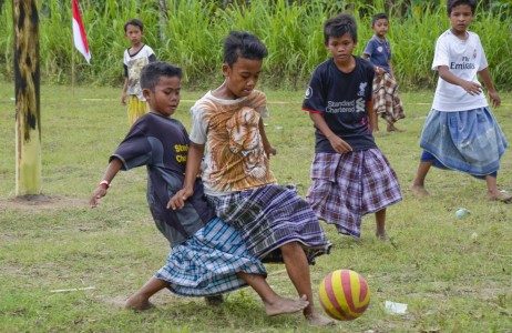 Sejumlah anak mengikuti pertandingan sepak bola sarung dalam rangka memeriahkan HUT ke-72 Republik Idonesia (RI) di Dusun Dawung, Desa Sandik, Batulayar, Lombok Barat, NTB, Kamis (17/8). FOTO oleh Ahmad Subaidi/ANTARA 