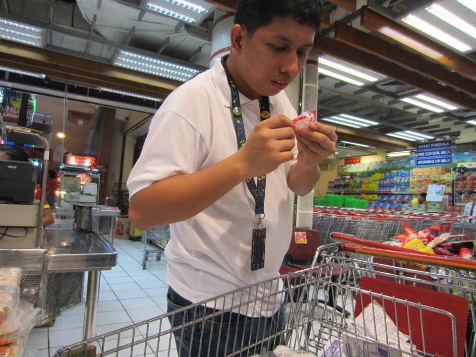 INCLUSION. Angelo Jardeleza checks out an item to be returned to its display area during his volunteer work at Iloilo Supermart. Photo by Ted Aldwin Ong/ WorkAbilities/ Rappler 
