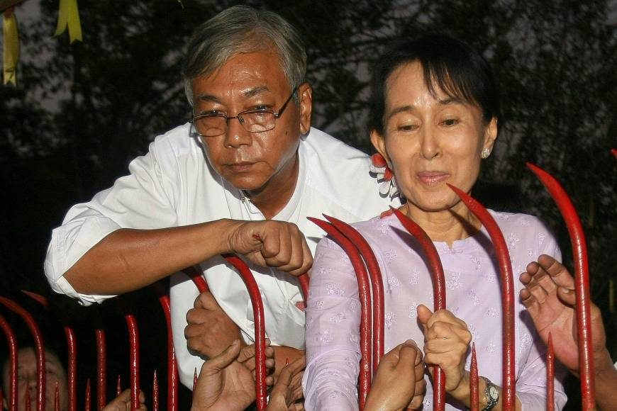 DIBEBASKAN. Htin Kyaw yang ketika itu belum menjadi Presiden mendampingi Aung San Suu Kyi di kediamannya di Yangon pada 13 November 2010. Pada hari itu, Suu Kyi dibebaskan dari tahanan rumah setelah mendekam di sana lebih dari dua dekade. Foto oleh AFP/JIJI 