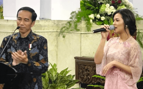 Raisa bernyanyi di depan Presiden Jokowi di Istana Negara dalam rangka Peringatan Hari Musik Nasional, Kamis, 8 Maret. Foto dari Instagram/@put16 