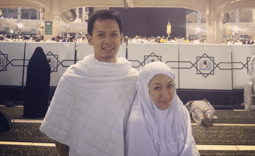 Fedi Nuril dan sang istri Calysta Vanny saat beribadah umroh tahun 2016 lalu. Foto dari Instagram/@fedinuril 