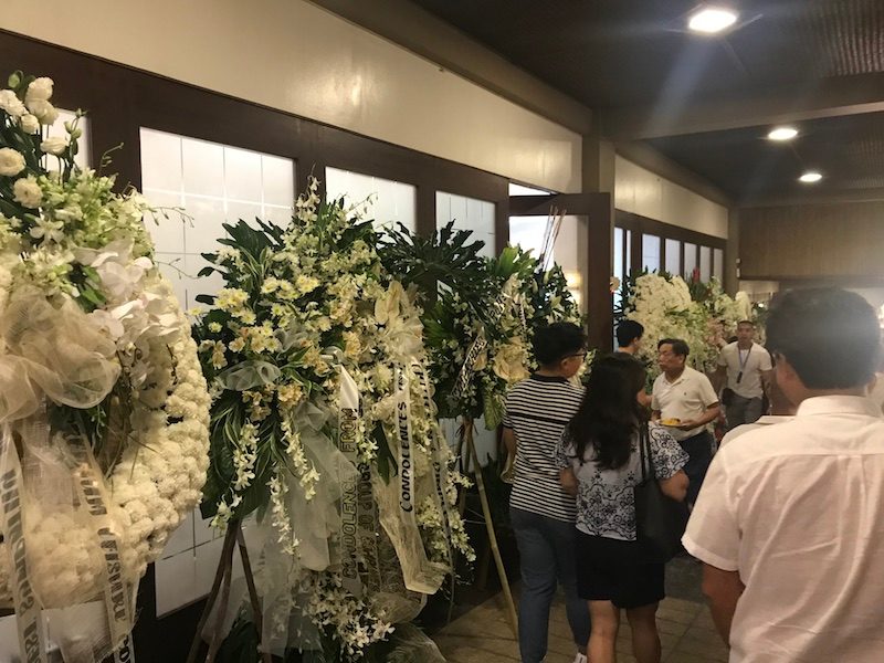 PURITY. White flowers sent by various personalities and organizations fill the Heritage Park's chapel. Photo by Ralf Rivas/Rappler  