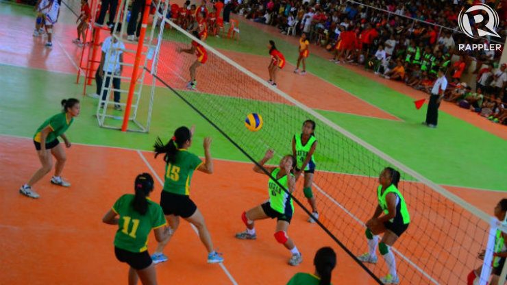 An Eastern Visayas secondary volleyball player sets to attack in a game against CAVRAA. Photo by Jerome Monta/Rappler