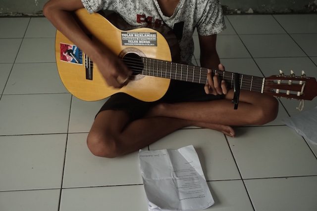 Petikan gitar oleh Dani, penghuni penjara anak. Foto oleh Anton Muhajir/Rappler  