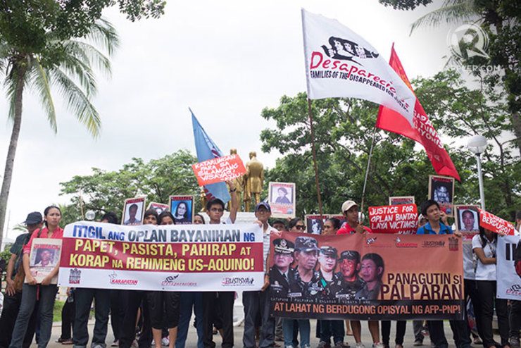 Protesters against former Maj Gen Jovito Palparan Jr. at the Bulacan Regional Trial Court, 1 September 2014. Photo by Carlo Gabuco