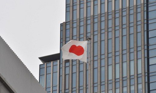 Bendera Jepang berkibar di salah satu gedung di Tokyo, (14/11). Foto oleh KAZUHIRO NOGI / AFP 