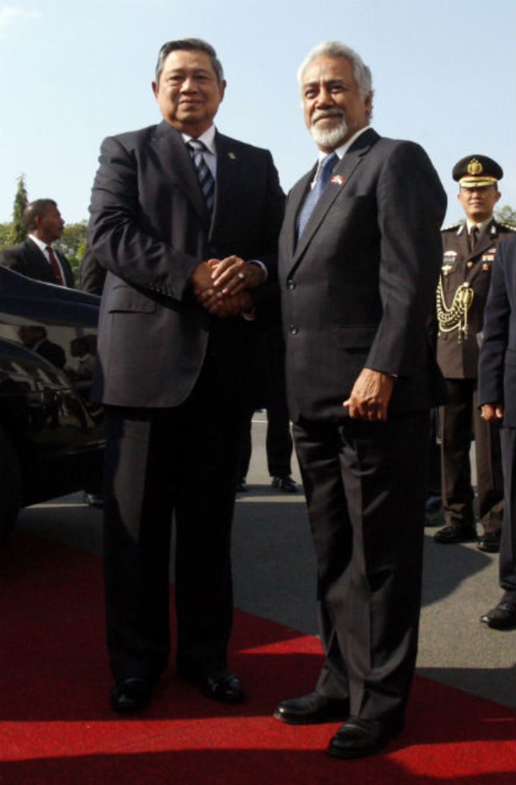 BILATERAL TIES. Indonesian President Susilo Bambang Yudhoyono (L) is greeted by East Timor's Prime Minister Xanana Gusmao in Dili, East Timor, Aug. 26, 2014. Photo by EPA 