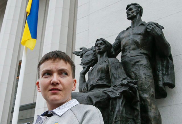 Pilot Ukraina yang dibebaskan mengambil kursi di parlemen