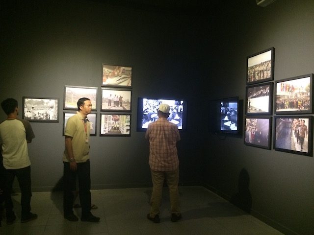 ARSIP FOTO. Pengunjung menikmati arsip foto Istana Negara di pameran Goresan Juang Kemerdekaan di Galeri Nasional Indonesia. Foto oleh Ursula Florene. 