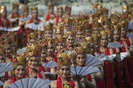 Para penari membawakan tarian Gandrung Banyuwangi menjelang upacara peringatan detik-detik proklamasi kemerdekaan RI di Istana Merdeka, Jakarta, Kamis (17/8). FOTO oleh Rosa Panggabean/ANTARA 