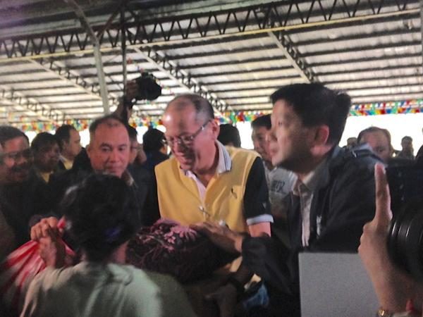 Aquino visits Typhoon Lando victims in Cabanatuan
