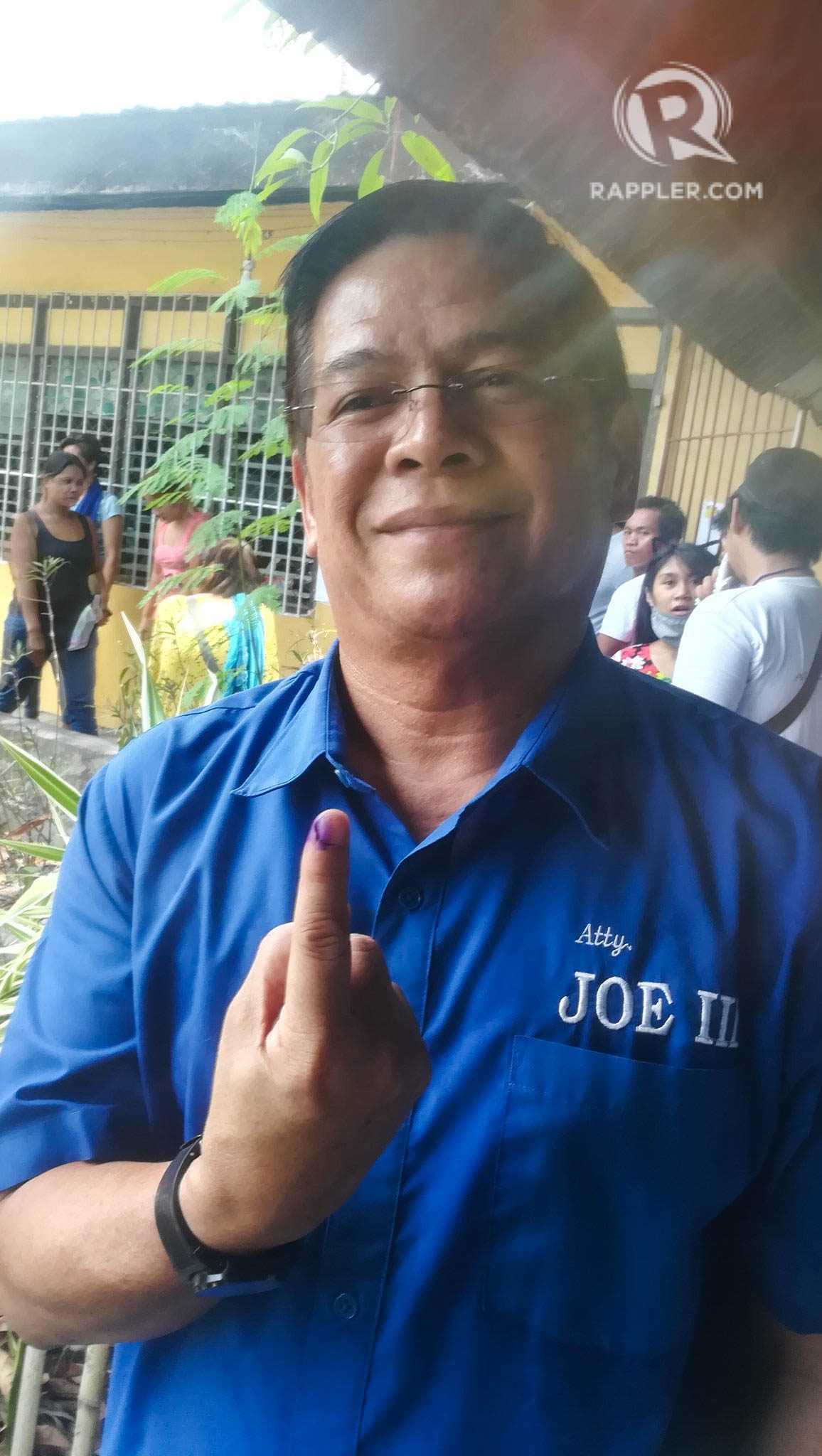 VOTE. Iloilo City Mayor Jose Espinosa III casts his vote at V. Montes Elementary School along Zamora Street, Iloilo City Proper. Photo by Rhick Lars Albay/Rappler 