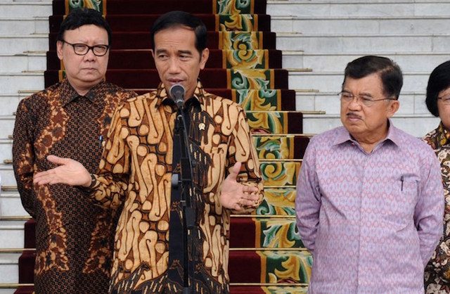 Presiden Indonesia Joko “Jokowi” Widodo didampingi Wakil Presiden Jusuf Kalla dan Menteri Dalam Negeri Tjahjo Kumolo memberikan pernyataan pada media setelah pertemuan dengan para walikota di Istana Presiden di Bogor, 20 Februari 2015. Foto oleh AFP/Istana Presiden 