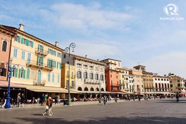 Rumah-rumah berwarna pastel membuat kota Verona sangat Instagram-worthy. 