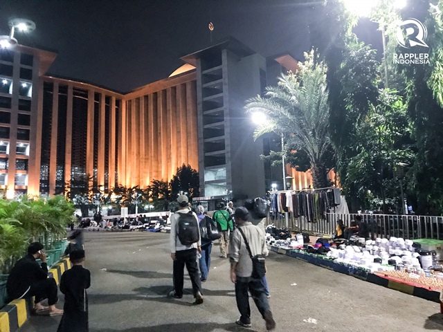 RAMAI PEDAGANG. Berbagai atribut yang untuk aksi simpatik 505 mulai dijajakan di halaman Masjid Istiqlal. Foto oleh Ursula Florene/Rappler  