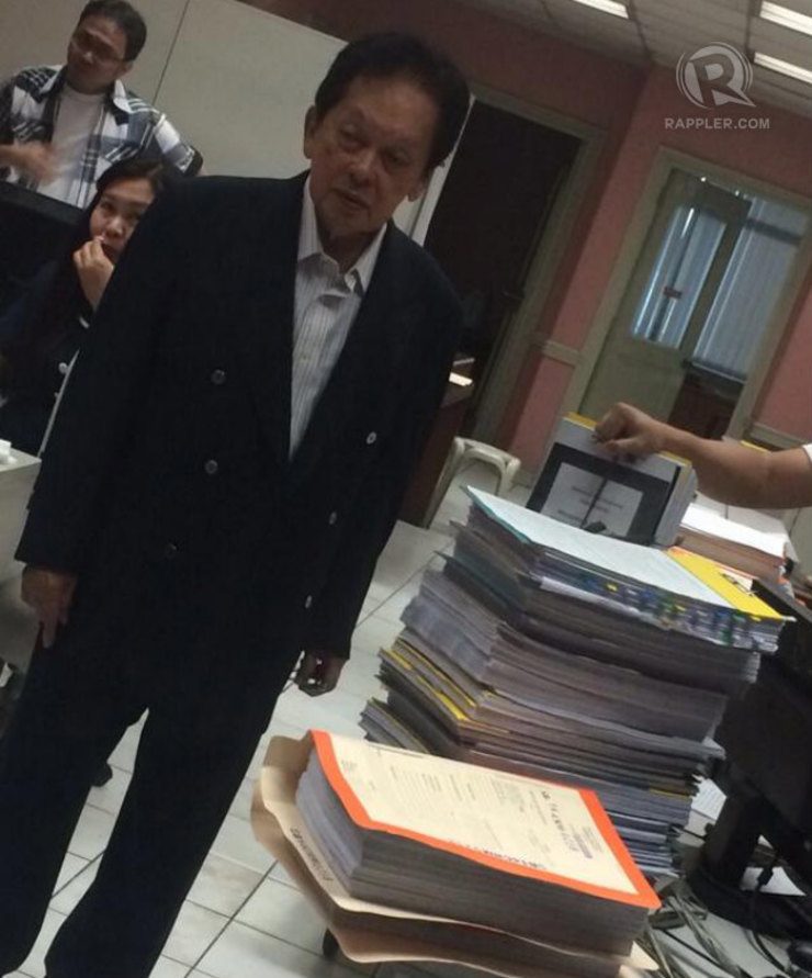 EVIDENCE. Lawyer Estelito Mendoza checks for himself the documentary evidence the Ombudsman has against his client, Senator Juan Ponce Enrile. Photo by Buena Bernal/Rappler