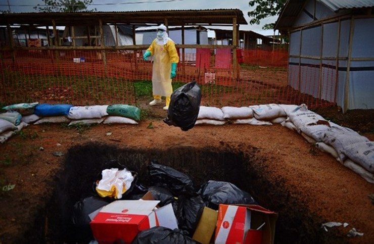 EXPERTS NEEDED. A Doctors Without Borders - Medecins Sans Frontieres (MSF) medical worker throws contaminated items to be incinerated after handling the body of an Ebola victim at the MSF facility in Kailahun. File photo by Carl de Souza/AFP 