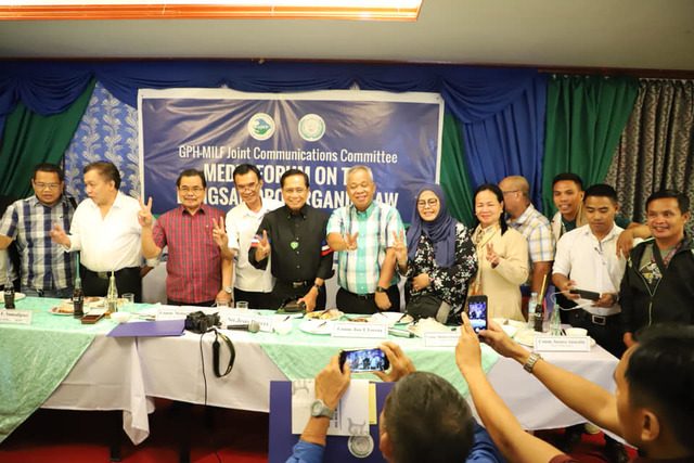 CAMPAIGN. Officials from the MILF and government call on the public to participate in the Bangsamoro plebiscite as its campaign period kicks off. Photo courtesy of the Office of the Presidential Adviser on the Peace Process  