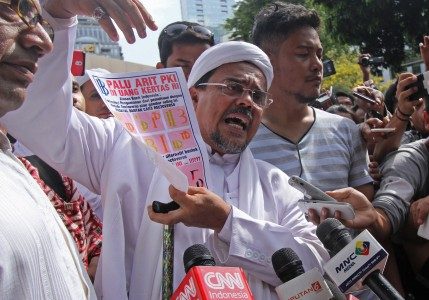 Pemimpin Front Pembela Islam (FPI) Rizieq Shihab memberikan keterangan kepada wartawan usai menjalani pemeriksaan di Polda Metro Jaya, Jakarta, Senin (23/1). Foto oleh Reno Esnir/ANTARA 