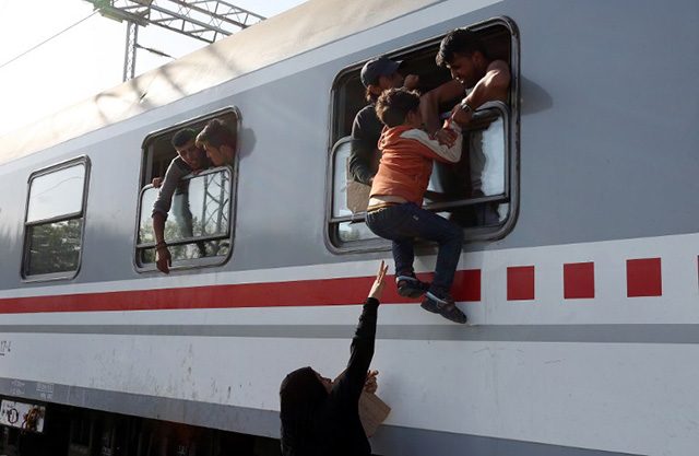 Slovenia border stand-off as Croatia buses migrants into Hungary