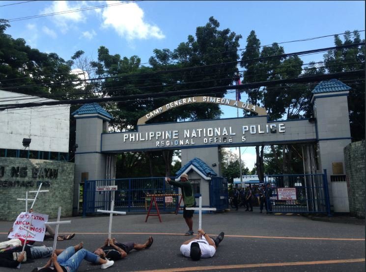 LEGAZPI PROTEST. Protesters in Legazpi, Albay, stage a protest in front of the PNP Regional Office 5. Photo by Twitter user @totoongtope 