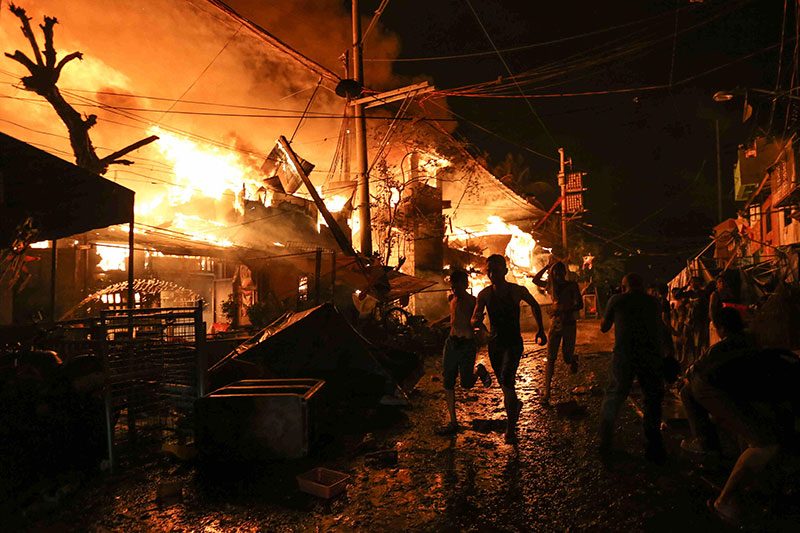 New Year fire hits 1,000 homes in Manila