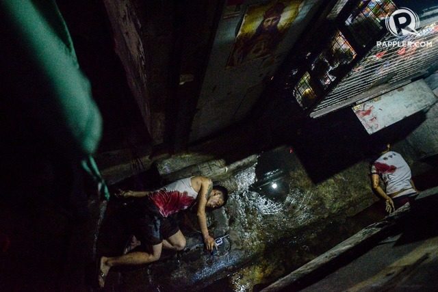'NANLABAN'? Drug suspects lie dead after an alleged shootout with police in Tondo, Manila. Photo by LeAnne Jazul/Rappler   